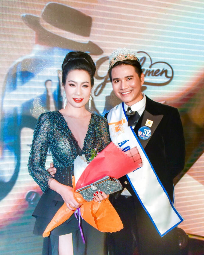 Á hậu Trịnh Kim Chi diện váy xẻ hút mắt đi chấm thi Quý ông lịch lãm