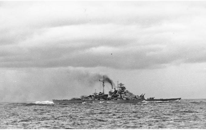 Bismarck nhìn từ Prinz Eugen sau Trận chiến eo biển Đan Mạch
