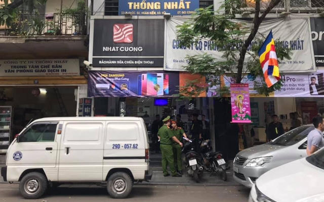 Công an đang tiến hành khám xét cửa hàng điện thoại Nhật Cường Mobile