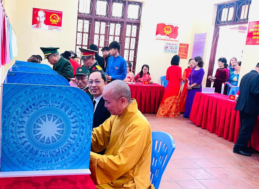 Cử tri tham gia bỏ phiếu bầu cử đại biểu Quốc hội và HĐND các cấp tại một khu vực bỏ phiếu trên địa bàn tỉnh Quảng Ninh.