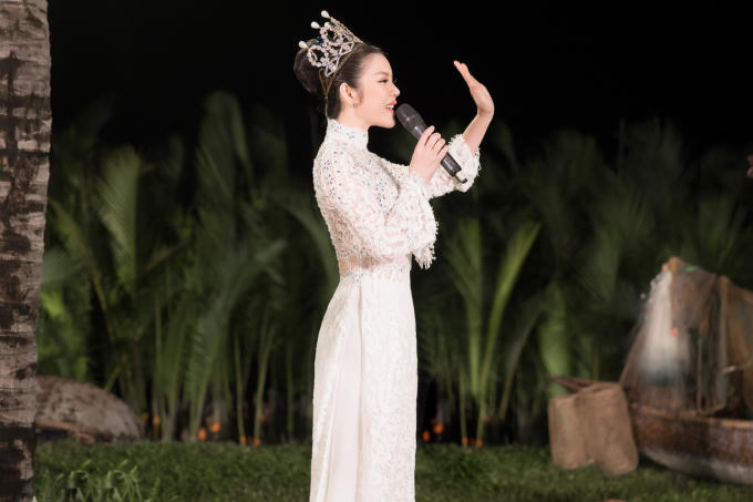 Áo dài của Lý Nhã Kỳ đấu giá được 500 triệu đồng trong show thời trang Đinh Văn Thơ