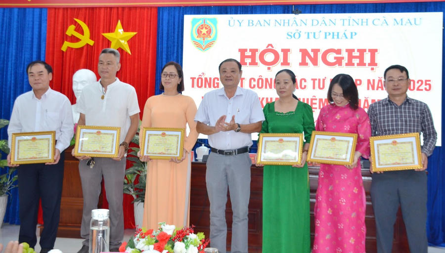 Ông Vưu Nghị Bình – Giám đốc Sở Tư pháp tỉnh Cà Mau đã trao Bằng khen của UBND tỉnh cho 01 tập thể và 05 cá nhân có thành tích xuất sắc trong công tác xây dựng pháp luật; đồng thời trao Giấy khen của Giám đốc Sở Tư pháp cho 08 tập thể và 89 cá nhân có thành tích tiêu biểu trong công tác tư pháp năm 2025.