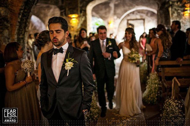 Một chú rể đang hít một hơi thở sâu nén sự xúc động trước khi nhìn thấy cô dâu của mình. Nhiếp ảnh gia Jorge Kick chụp bức ảnh này vào năm 2015. Mặc dù không rõ nhưng chúng ta vẫn có thể nhận ra cảm xúc trên khuôn mặt của cô dâu ở phía sau.