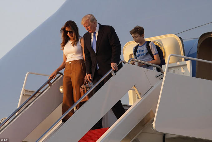 Chiều 11/6, vợ và con trai út của Tổng thống Mỹ Donald Trump đã chuyển hẳn về Nhà Trắng. Đây cũng trùng với thời điểm Tổng thống Trump chuẩn bị sinh nhật lần thứ 71 (ngày 14/6 sắp tới). (Ảnh: AP)