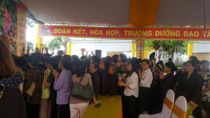 Dù phải đợi rất lâu nhưng mọi người đều kiên nhẫn, thành tâm, cung kính hướng Phật.