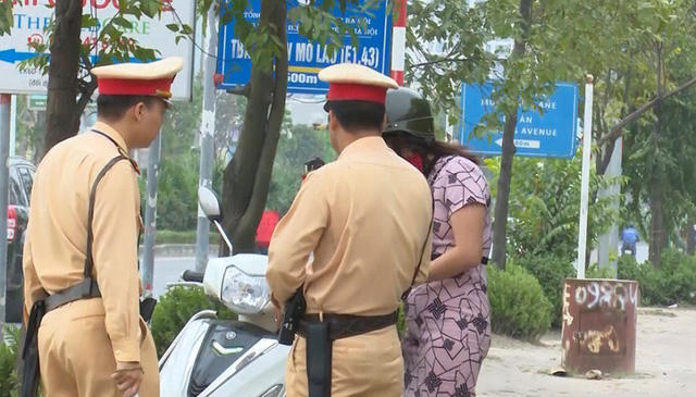 Lực lượng CSGT túc trực xử lý và điều hướng các phương tiện đi ngược chiều trên vỉa hè tại nút giao Tố Hữu – Mỗ Lao.