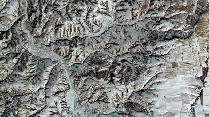 Được cho là đã được xây dựng vào thế kỷ thứ ba trước Công nguyên, pháo đài cổ xưa giờ đây là một trong những địa danh được ghé thăm nhiều nhất trên thế giới. Vệ tinh Terra lấy hình ảnh này cho thấy phía bắc tỉnh Sơn Tây, nơi bức tường đan qua những ngọn núi hiểm trở.