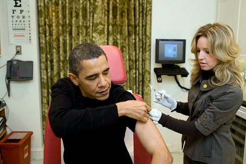 Một y tá thuộc Đơn vị Y tế Nhà Trắng tiêm cho Tổng thống Obama. (Ảnh: Nhà Trắng)