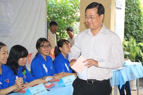 Anh Lê Quốc Phong, Ủy viên dự khuyết Trung ương Đảng, Bí thư thứ nhất Ban chấp hành Trung ương Đoàn thực hiện nghĩa vụ cử tri. Ảnh: Ngô Tùng.
