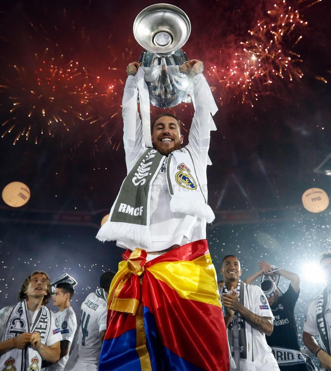 Đội trưởng Ramos nâng cao chiếc cup danh giá.