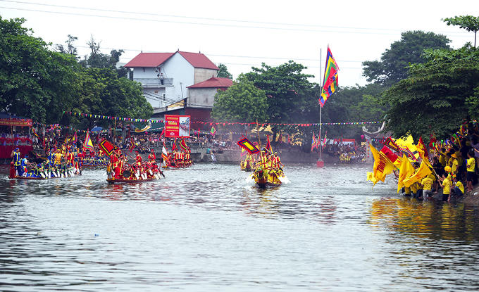 Sáu thuyền bơi được đánh số thứ tự và phân biệt theo hình con linh vật ở mũi thuyền. Thuyền của thôn Thượng có mũi thuyền đầu con Hạc, thuyền thôn Trung con Long, thuyền thôn Hạ con Ly. Trang phục đội bơi từng thôn cũng khác nhau ở màu sắc.