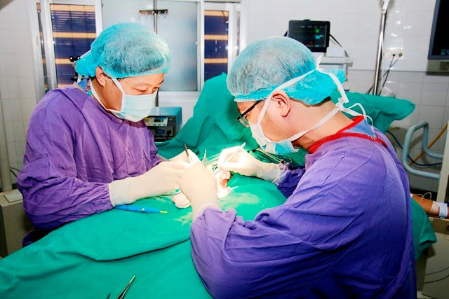 Các bác sĩ tiến hành phẫu thuật cắt tinh hoàn bị hoại tử cho bệnh nhi.