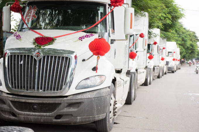 Dàn xe được kết hoa hồng, đèn lồng đỏ và có dán chữ song hỷ. Ảnh: Vietnamnet