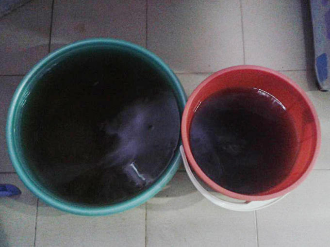 Ông Nguyễn Xuân Đức, Phó giám đốc Công ty CP Tứ Hiệp Hồng Hà Dầu khí, đại diện ban quản lý tòa nhà cho biết: "Rất khó tìm ra nguyên nhân chính xác. Có thể nước kết tủa do thời tiết, nhiệt độ hoặc phao xuống thấp, nước tự động được xả vào khuấy đục nước tầng thấp. Một số nhà đầu tiên dùng sẽ bị hiện tượng nước như trên".