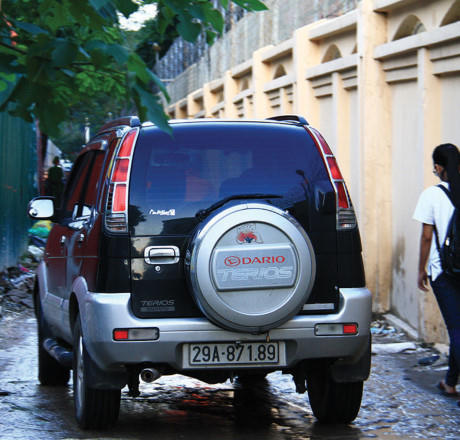 Chung cư Hong Kong Tower nằm sâu trong con ngõ nhỏ, chật chội