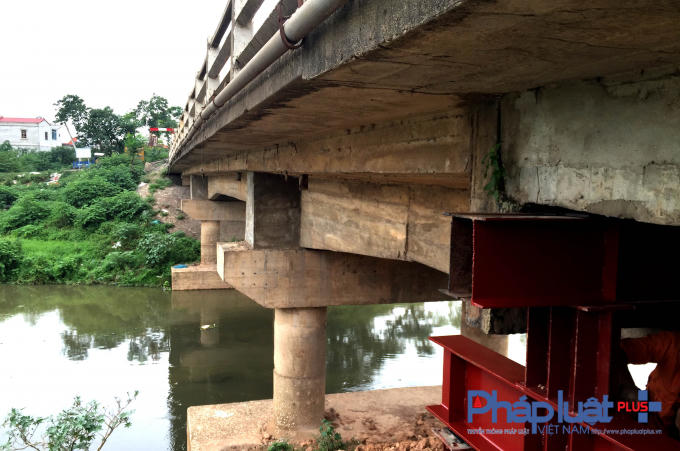 Trải qua năm tháng cầu Chiếc đang biểu hiện xuống cấp nghiêm trọng.