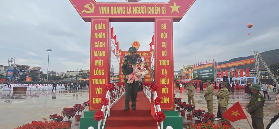 Khoảnh khắc tân binh bước qua “Cầu vinh quang”, chính thức lên đường thực hiện nghĩa vụ quân sự.