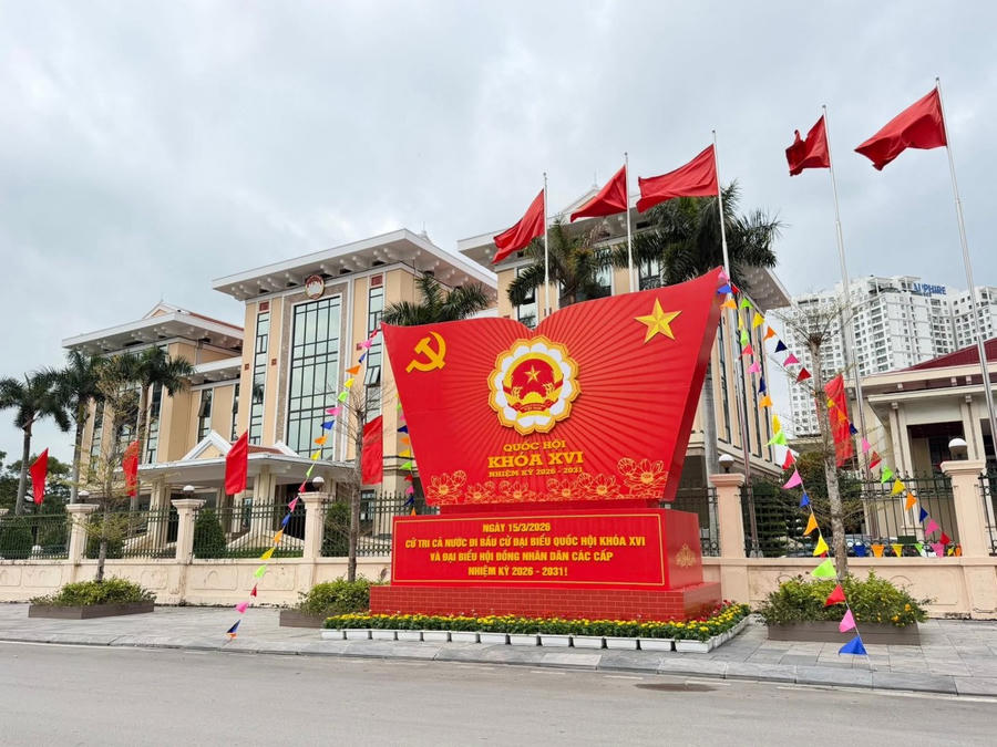 Cụm pa-nô cổ động được lắp đặt trang trọng trước trụ sở cơ quan hành chính, tạo không khí sôi nổi hướng về ngày bầu cử.