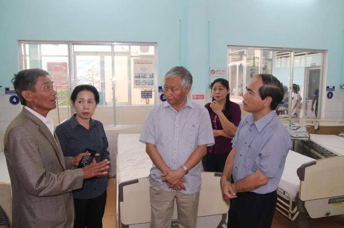 Lãnh đạo tỉnh Gia Lai và huyện Chư Sê đến Bệnh viện huyện Chư Sê thăm hỏi và chia sẻ với người bị nạn và gia đình nạn nhân xấu số