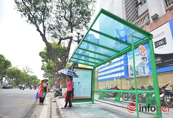 Trên các tuyến phố, hệ thống nhà chờ xe cũng được thiết kế theo phong cách mới lạ, đẹp mắt.
