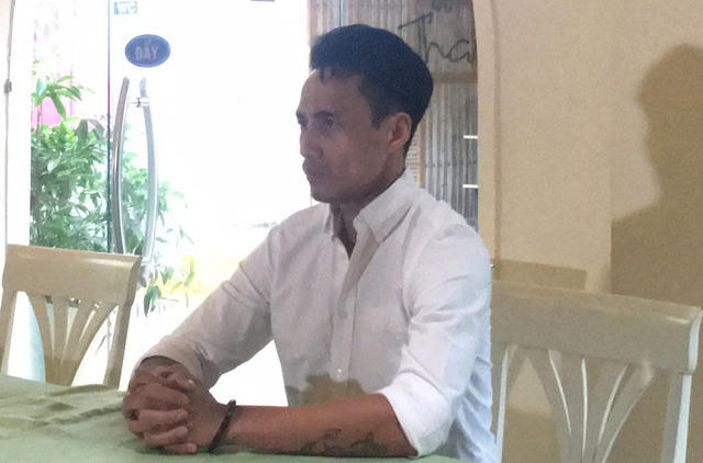 Phạm Anh Khoa trong buổi họp báo chóng vánh. Ảnh Dân Trí