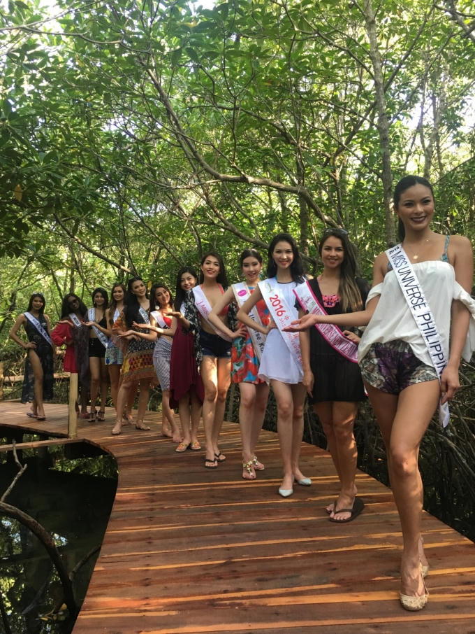 &Aacute; hậu Lệ Hằng tự tin diện bikini đọ d&aacute;ng c&ugrave;ng th&iacute; sinh Miss Universe