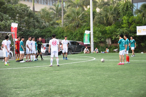 Báo Quân đội nhân dân có bàn thắng từ tình huống cố định trước vạch 5 mét của Đời sống và pháp luật.