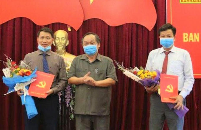 Hinh1-bi thu trao quyet dinh 2 uy vien thuong vu