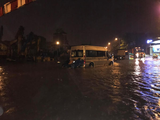 Tính đến thời điểm qua 22h00, trận mưa vẫn tiếp tục diễn ra.