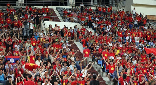 Hàng nghìn CĐV đã tới SVĐQG Lào cổ vũ cho ĐT Việt Nam.
