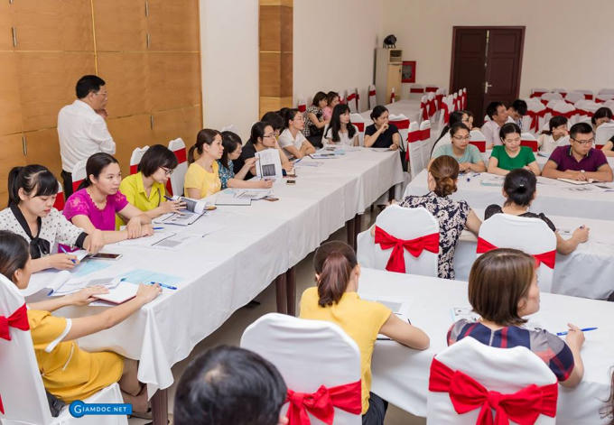 Nhà huấn luyện của Start-UP Sông Hồng và các học viên.