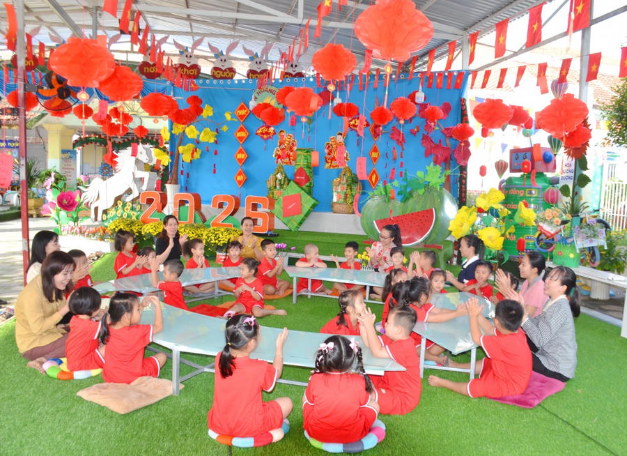 100% trường học đạt chuẩn quốc gia; mô hình bán trú, dạy học hai buổi/ngày được mở rộng, tạo nền tảng nâng cao chất lượng nguồn nhân lực.