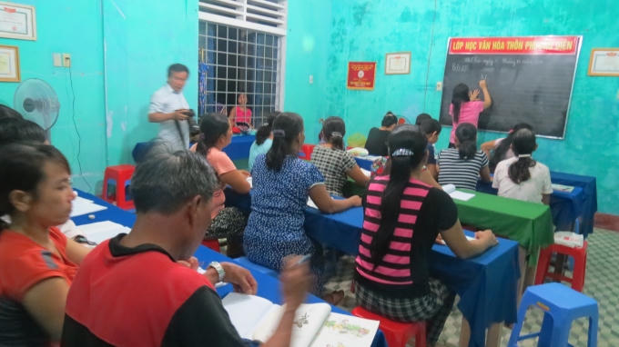 Lớp học do cô Nguyễn Thị Tâm Hiền tổ chức miễn phí cho ngư dân.