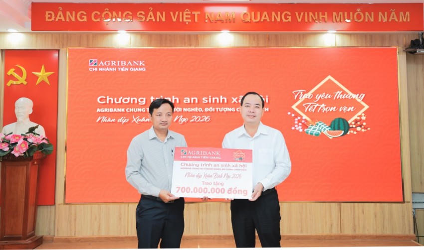 Phó Giám đốc Agribank Chi nhánh Tiền Giang Trần Hoài Minh trao biển tượng trưng 700 triệu đồng đến ông Võ Chí Hữu – Phó Chủ tịch Ủy ban MTTQVN tỉnh Đồng Tháp