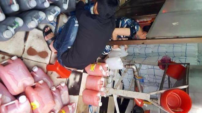 Tương ớt được sản xuất trong điều kiện không đảm bảo vệ sinh. Ảnh: CAND