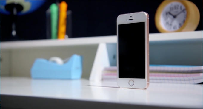 Với thiết kế vuông vắn và mạnh mẽ giống dòng iPhone 5S, nay bổ sung thêm phiên bản màu "vàng hồng" dự kiến sẽ làm siêu lòng tất cả các tín đồ của Apple.