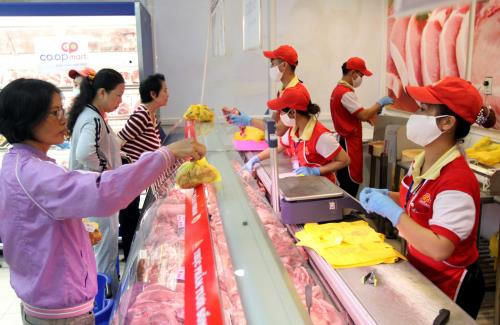 Người tiêu dùng chọn mua thịt lợn có nguồn gốc rõ ràng tại Siêu thị Co.op mart Foodcosa, Gò Vấp, Tp. Hồ Chí Minh Ảnh: Thanh Vũ-TTXVN