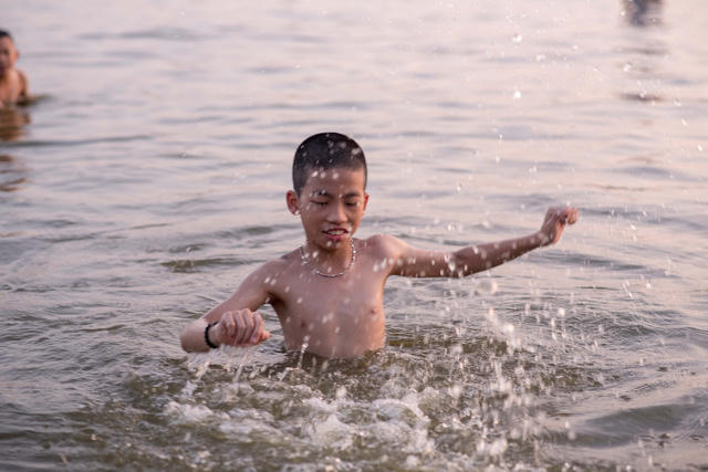Qu&aacute; nắng n&oacute;ng, người H&agrave; Nội k&eacute;o ra hồ T&acirc;y tắm giải nhiệt