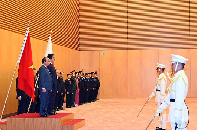 Thủ tướng Nguyễn Xuân Phúc tham dự hội đàm với Thủ tướng Shinzo Abe (Ảnh: VGP)