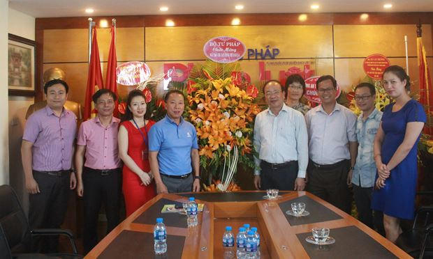 Thứ trưởng Phan Chí Hiếu đại diện lãnh đạo Bộ Tư pháp đến chúc mừng Báo PLVN nhân kỷ niệm 93 năm Ngày Báo chí cách mạng Việt Nam.