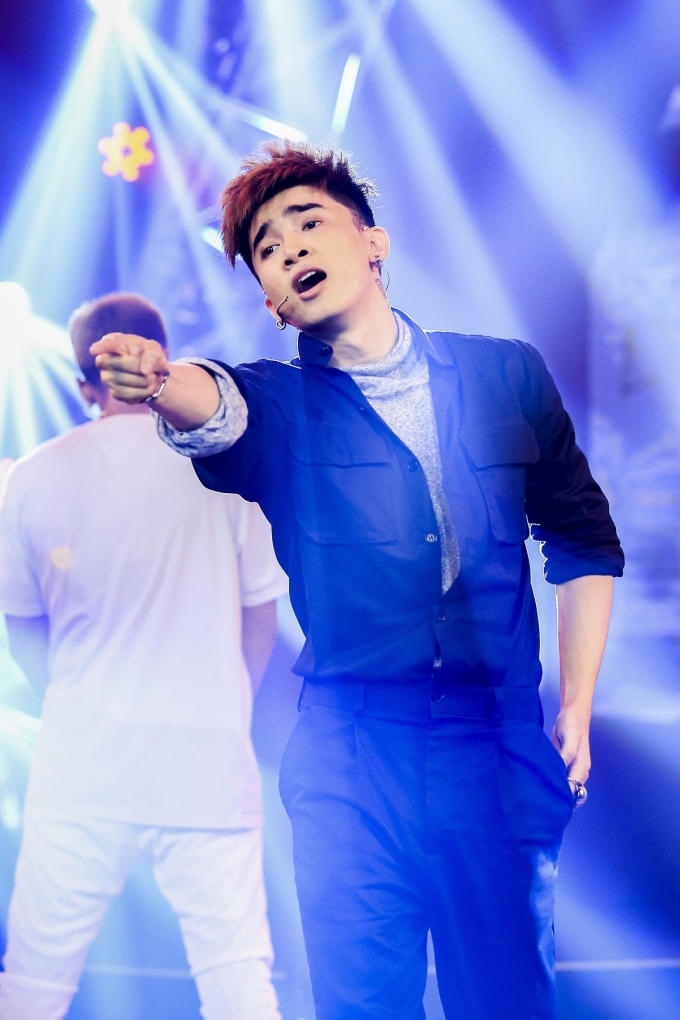 Hương Tr&agrave;m t&igrave;nh tứ mặn nồng b&ecirc;n Quang H&agrave;