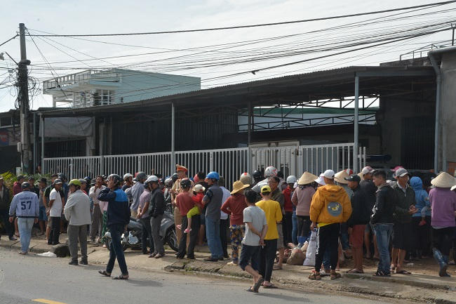 Người dân tập trung theo dõi thực nghiệm hiện trường vụ án giết vợ, đốt xác phi tang.