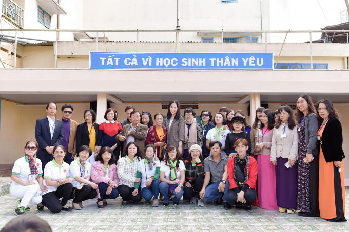 Hậu Ami Fashion Show, Nam Anh đi trao 200 phần qu&agrave; &yacute; nghĩa cho người kh&oacute; khăn