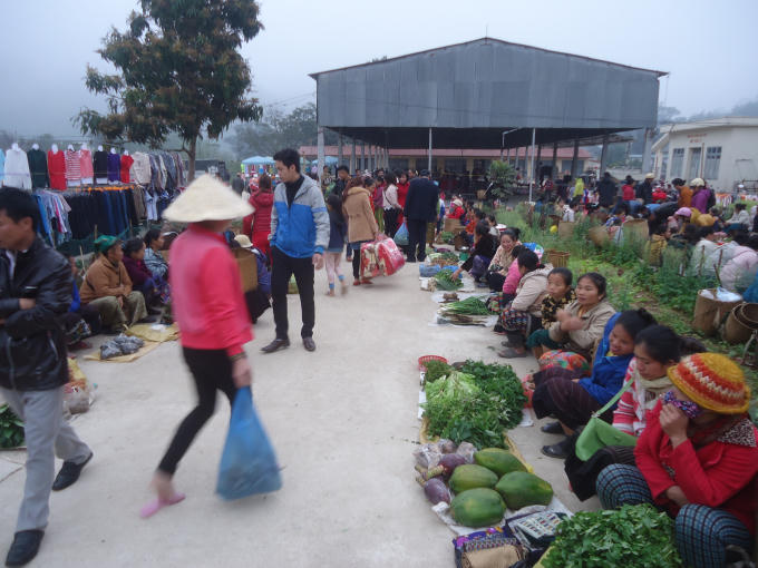 Các mặt hàng nông lâm sản được người dân bày bán rất nhiều, từ sản phẩm nhà trồng được cho đến các sản phẩm hái trong rừng.