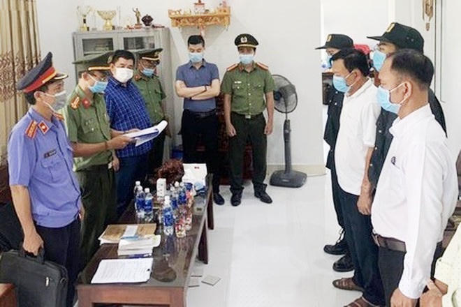 Công an tỉnh Thừa Thiên Huế đọc lệnh bắt ông Đỗ Chí Thành - Giám đốc Cảng Hàng không quốc tế Phú Bài (Ảnh: Công an Thừa Thiên Huế).
