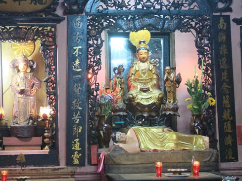 Điện Quan âm nằm ở lầu 1 phía bên trái của chùa.