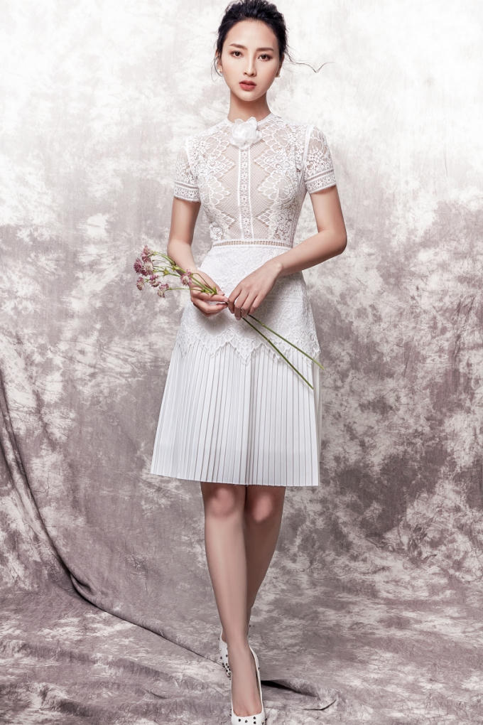 Bộ v&aacute;y thứ ba tiếp tục g&acirc;y ấn tượng bởi kỹ thuật xử l&yacute; chất liệu ren, ph&ugrave; hợp cho c&aacute;c bạn g&aacute;i diện đến những buổi tiệc nhẹ hay dạo phố c&ugrave;ng bạn b&egrave; trong những ng&agrave;y nắng đẹp.