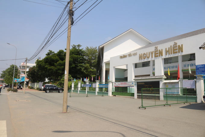 Nhiều phụ huynh trường tiểu học Nguyễn Hiền lo lắng cho sự an toàn cho các em học sinh khi đi qua tuyến đường này.