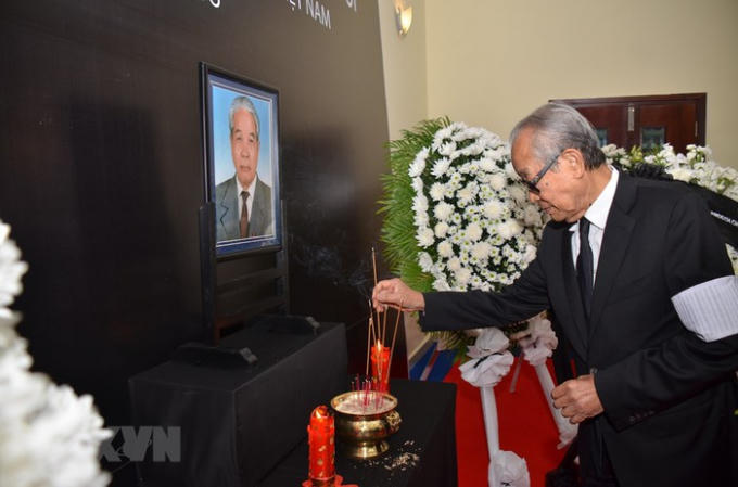 Lễ truy điệu, mở sổ tang và viếng nguyên Tổng Bí thư Đỗ Mười tại Campuchia. Phó Thủ tướng, Bộ trưởng Bộ Hoàng cung Campuchia, Samdech Kong Sam Ol đến viếng, chuyển thư TTXVN)