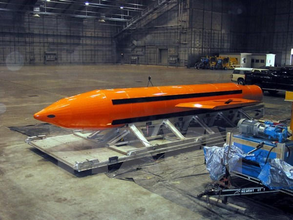 Một quả bom GBU-43/B (MOAB) tại Trung tâm quân bị của lực lượng không quân Eglin ở Florida, Mỹ. (Nguồn: EPA/TTXVN)